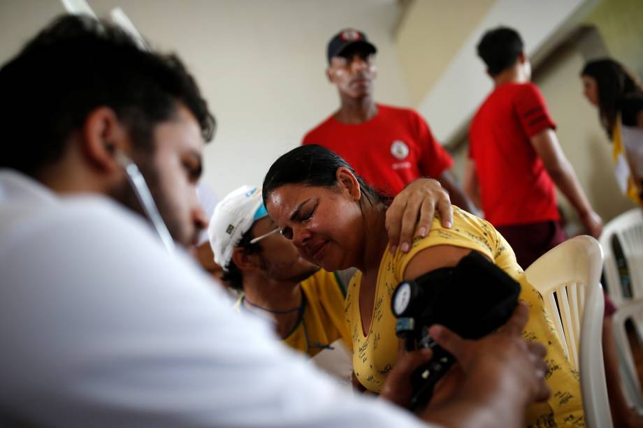 Mulher recebe atendimento médico depois que uma barragem de propriedade da mineradora Vale rompeu em Brumadinho (MG) - 26/01/2019