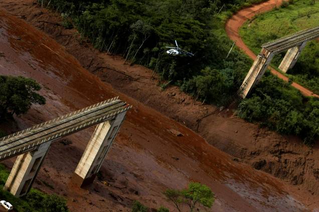 Helicóptero sobrevoa área de rompimento de barragem da mineradora Vale em Brumadinho, na Grande Belo Horizonte - 25/01/2019 Helicóptero sobrevoa área de rompimento de barragem da mineradora Vale em Brumadinho, na Grande Belo Horizonte - 25/01/2019