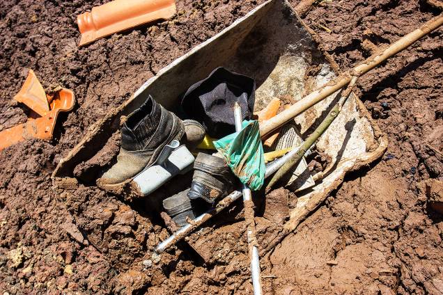 Pertences de vítimas sã vistos em meio à lama após rompimento de barragem da mineradora Vale, em Brumadinho (MG) - 28/01/2019 Pertences de vítimas sã vistos em meio à lama após rompimento de barragem da mineradora Vale, em Brumadinho (MG) - 28/01/2019