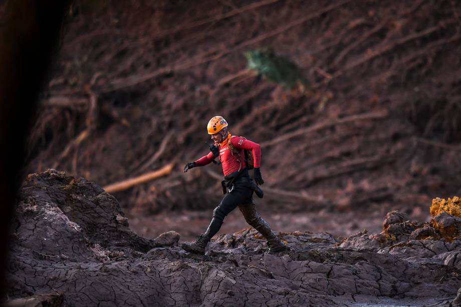 Bombeiro durante operação de resgate de vítimas após rompimento de barragem em Córrego do Feijão, nos arredores da cidade de Brumadinho (MG) - 27/01/2019