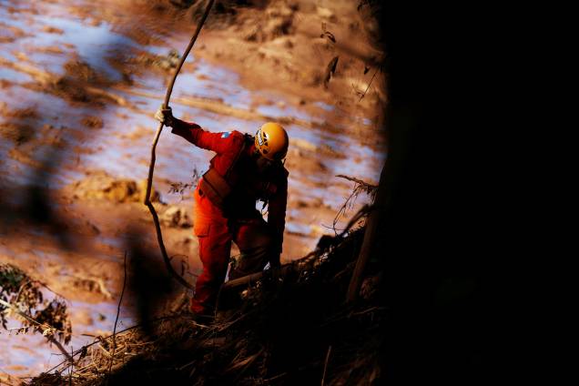 Membro de equipe de resgate procura vítimas após rompimento de barragem em Brumadinho (MG) - 28/01/2019 Membro de equipe de resgate procura vítimas após rompimento de barragem em Brumadinho (MG) - 28/01/2019