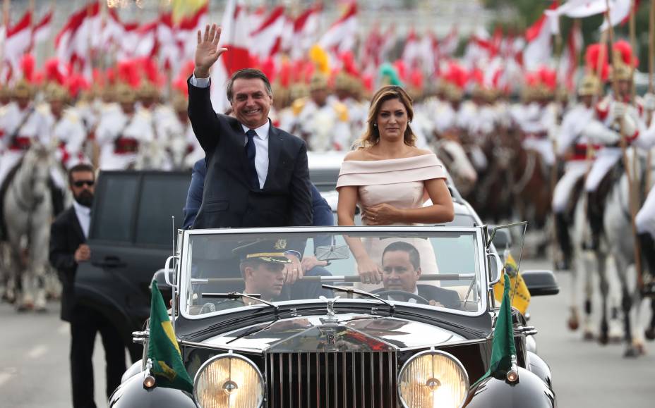 O novo presidente do Brasil, Jair Bolsonaroao desfila em carro aberto com sua esposa Michelle antes da cerimônia de posse em Brasília - 01/01/2019 O novo presidente do Brasil, Jair Bolsonaroao desfila em carro aberto com sua esposa Michelle antes da cerimônia de posse em Brasília - 01/01/2019