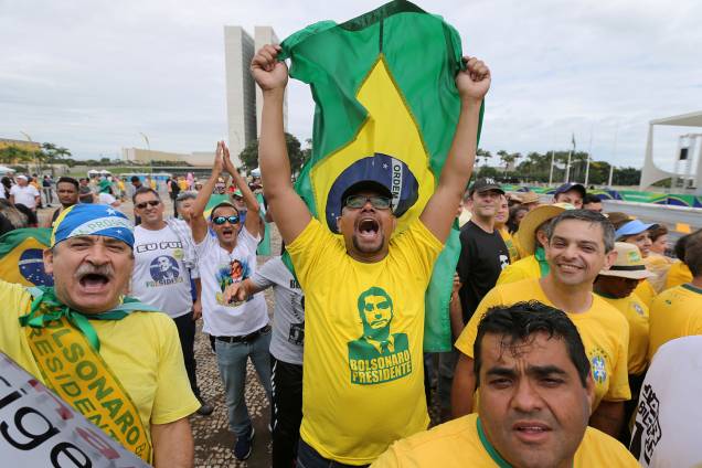 Apoiadores de Jair Bolsonaro, novo Presidente do Brasil, aguardam na Praça dos Três Poderes o início da cerimônia de posse em Brasília - 01/01/2019 Apoiadores de Jair Bolsonaro, novo Presidente do Brasil, aguardam na Praça dos Três Poderes o início da cerimônia de posse em Brasília - 01/01/2019