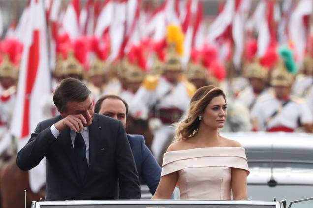 O novo presidente do Brasil, Jair Bolsonaro, se emociona enquanto desfila em carro aberto ao lado da esposa Michelle Bolsonaro antes da cerimônia de posse em Brasília - 01/01/2019 O novo presidente do Brasil, Jair Bolsonaro, se emociona enquanto desfila em carro aberto ao lado da esposa Michelle Bolsonaro antes da cerimônia de posse em Brasília - 01/01/2019