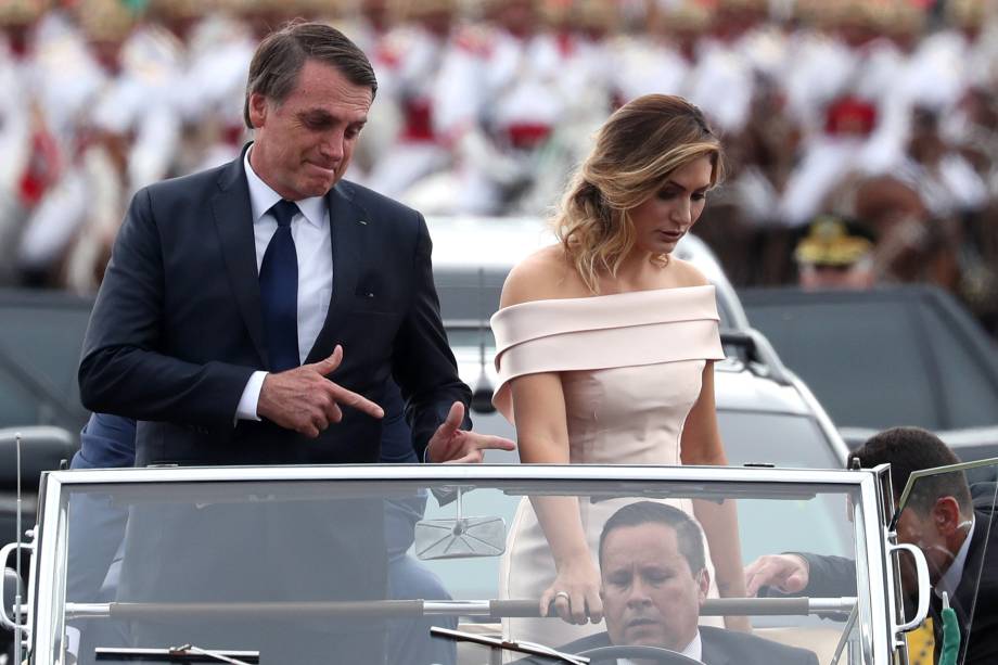 O novo presidente do Brasil, Jair Bolsonaro, gesticula enquanto desfila em carro aberto ao lado da esposa Michelle Bolsonaro antes da cerimônia de posse em Brasília - 01/01/2019 O novo presidente do Brasil, Jair Bolsonaro, gesticula enquanto desfila em carro aberto ao lado da esposa Michelle Bolsonaro antes da cerimônia de posse em Brasília - 01/01/2019