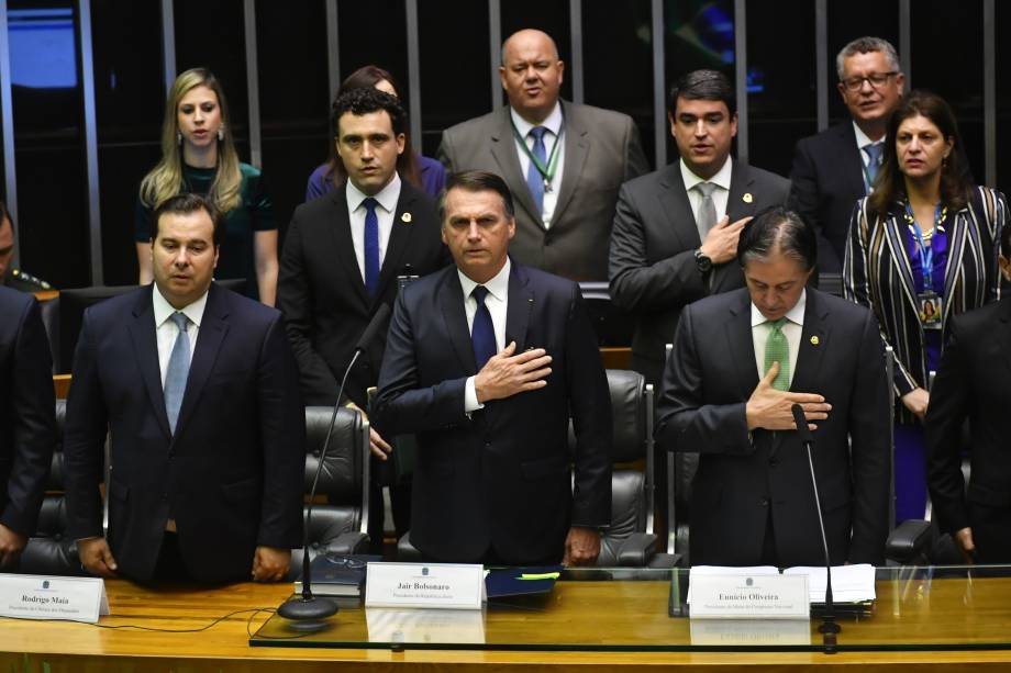 O presidente eleito do Brasil, Jair Bolsonaro ouve o hino nacional no Congresso antes de tomar posse como novo presidente do Brasil, em Brasília - 01/01/2018 O presidente eleito do Brasil, Jair Bolsonaro ouve o hino nacional no Congresso antes de tomar posse como novo presidente do Brasil, em Brasília - 01/01/2018