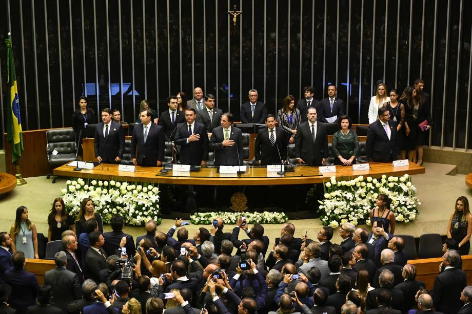 O presidente eleito do Brasil, Jair Bolsonaro ouve o hino nacional no Congresso antes de tomar posse como novo presidente do Brasil, em Brasília - 01/01/2018 O presidente eleito do Brasil, Jair Bolsonaro ouve o hino nacional no Congresso antes de tomar posse como novo presidente do Brasil, em Brasília - 01/01/2018