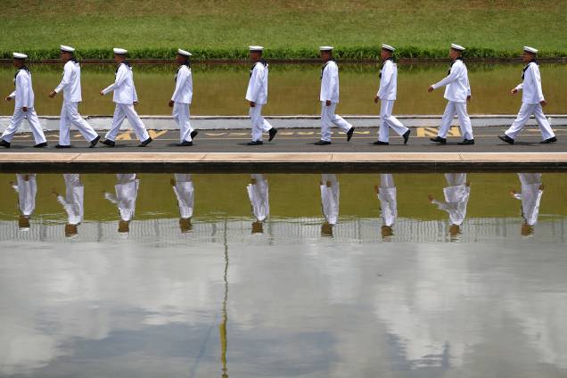 Oficiais da Marinha caminham fora do Congresso em Brasília - 01/01/2019 Oficiais da Marinha caminham fora do Congresso em Brasília - 01/01/2019