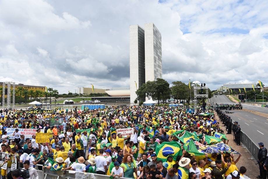 Apoiadores de Jair Bolsonaro, novo presidente do Brasil, aguardam na Praça dos Três Poderes o início da cerimônia de posse em Brasília - 01/01/2019 Apoiadores de Jair Bolsonaro, novo presidente do Brasil, aguardam na Praça dos Três Poderes o início da cerimônia de posse em Brasília - 01/01/2019
