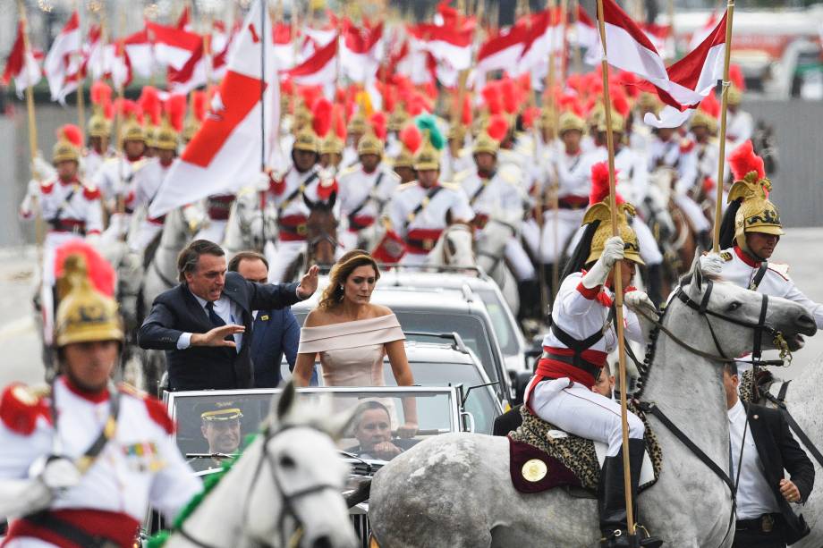 Comboio presidencial, liderado pelo presidente eleito Jair Bolsonaro e sua esposa Michelle Bolsonaro é surpreendido por um dos cavalos dos Dragões da Independência enquanto se dirige ao Congresso Nacional para a cerimônia de posse, em Brasília - 01/01/2019 Comboio presidencial, liderado pelo presidente eleito Jair Bolsonaro e sua esposa Michelle Bolsonaro é surpreendido por um dos cavalos dos Dragões da Independência enquanto se dirige ao Congresso Nacional para a cerimônia de posse, em Brasília - 01/01/2019