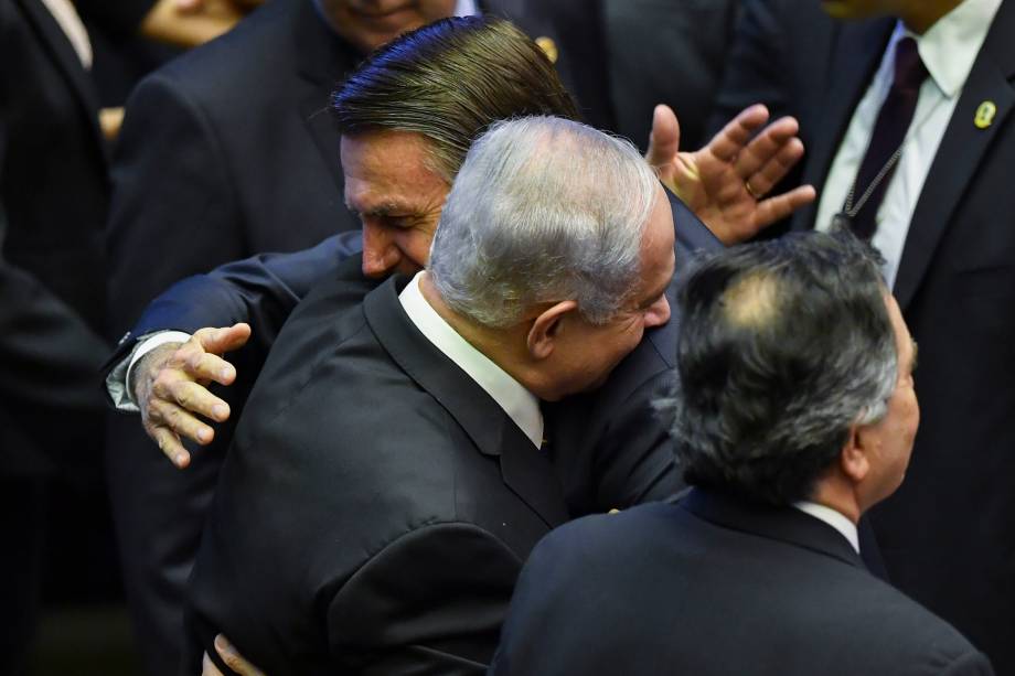 O presidente do Brasil, Jair Bolsonaro, cumprimenta o primeiro-ministro israelense Benjamin Netanyahu, durante cerimônia de posse, no Congresso em Brasília - 01/01/2019 O presidente do Brasil, Jair Bolsonaro, cumprimenta o primeiro-ministro israelense Benjamin Netanyahu, durante cerimônia de posse, no Congresso em Brasília - 01/01/2019