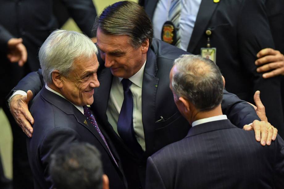 O presidente do Brasil, Jair Bolsonaro, saúda o presidente do Chile, Sebastian Piñera, durante cerimônia de posse, no Congresso em Brasília - 01/01/2019 O presidente do Brasil, Jair Bolsonaro, saúda o presidente do Chile, Sebastian Piñera, durante cerimônia de posse, no Congresso em Brasília - 01/01/2019