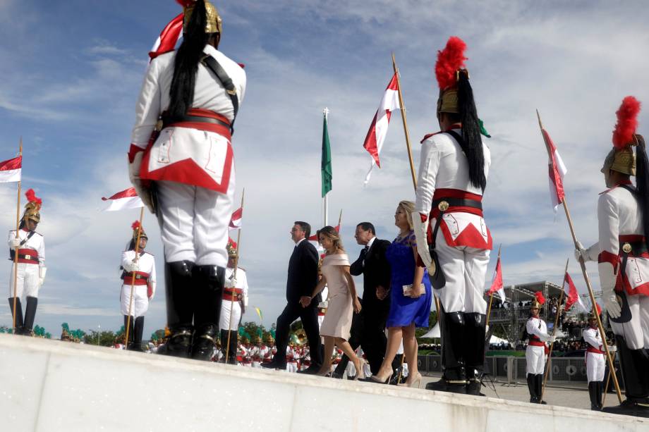 Presidente Jair Bolsonaro, e sua esposa, Michelle Bolsonaro, sobem a rampa do Palácio do Planalto após cerimônia de posse, em Brasília - 01/01/2019 Presidente Jair Bolsonaro, e sua esposa, Michelle Bolsonaro, sobem a rampa do Palácio do Planalto após cerimônia de posse, em Brasília - 01/01/2019