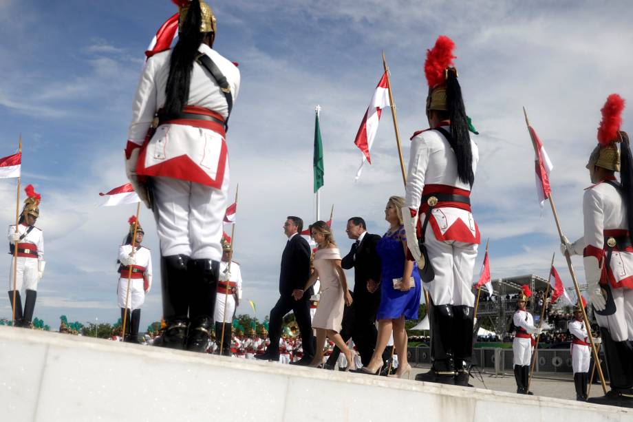 Presidente Jair Bolsonaro, e sua esposa, Michelle Bolsonaro, sobem a rampa do Palácio do Planalto após  cerimônia de posse, em Brasília - 01/01/2019