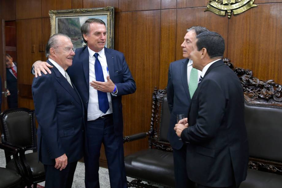 Presidente da República Jair Bolsonaro e o vice general Hamilton Mourão cumprimentam o presidente do Senado Eunício Oliveira e o ex-presidente da República José Sarney após cerimônia de posse no Congresso Nacional - 01/01/2018 Presidente da República Jair Bolsonaro e o vice general Hamilton Mourão cumprimentam o presidente do Senado Eunício Oliveira e o ex-presidente da República José Sarney após cerimônia de posse no Congresso Nacional - 01/01/2018
