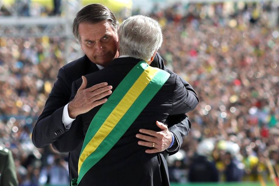 O presidente Jair Bolsonaro recebe a faixa presidencial das mãos do antecessor, Michel Temer, em cerimônia no Palácio do Planalto, em Brasília - 01/01/2019 O presidente Jair Bolsonaro recebe a faixa presidencial das mãos do antecessor, Michel Temer, em cerimônia no Palácio do Planalto, em Brasília - 01/01/2019