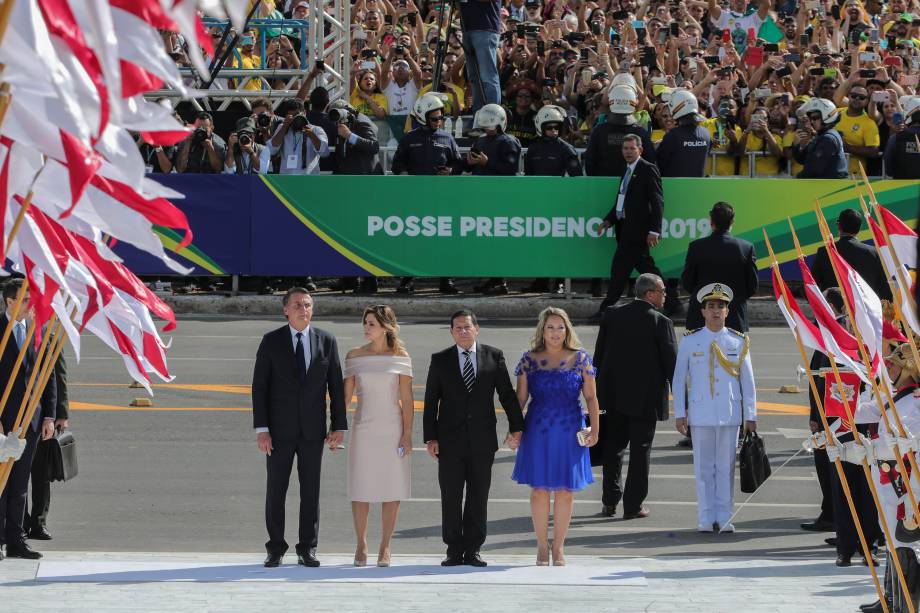 Presidente Jair Bolsonaro, sua esposa Michelle Bolsonaro, o vice-presidente Hamilton Mourão e sua esposa Paula Mourão chegam ao palácio do Planalto em Brasília - 01/01/2018 Presidente Jair Bolsonaro, sua esposa Michelle Bolsonaro, o vice-presidente Hamilton Mourão e sua esposa Paula Mourão chegam ao palácio do Planalto em Brasília - 01/01/2018