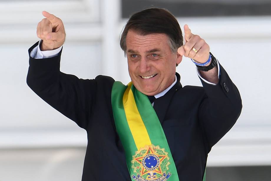 Presidente Jair Bolsonaro, saúda o público depois de receber a faixa presidencial de Michel Temer, no Palácio do Planalto, em Brasília - 01/01/2018