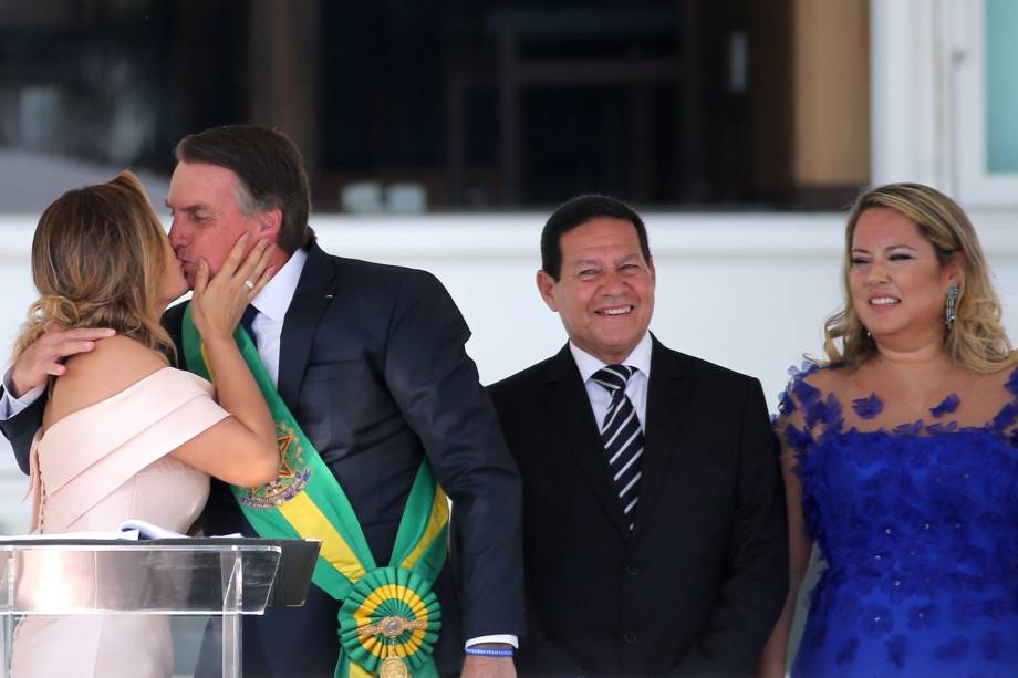 Presidente Jair Bolsonaro, beija sua esposa, Michelle Bolsonaro, durante seu discurso no Palácio do Planalto, em Brasília - 01/01/2018 Presidente Jair Bolsonaro, beija sua esposa, Michelle Bolsonaro, durante seu discurso no Palácio do Planalto, em Brasília - 01/01/2018