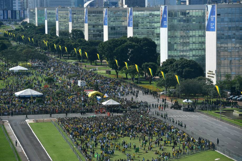 Apoiadores do presidente Jair Bolsonaro caminham na Esplanada dos Ministérios durante a cerimônia de posse no Congresso Nacional em Brasília - 01/01/2018 Apoiadores do presidente Jair Bolsonaro caminham na Esplanada dos Ministérios durante a cerimônia de posse no Congresso Nacional em Brasília - 01/01/2018