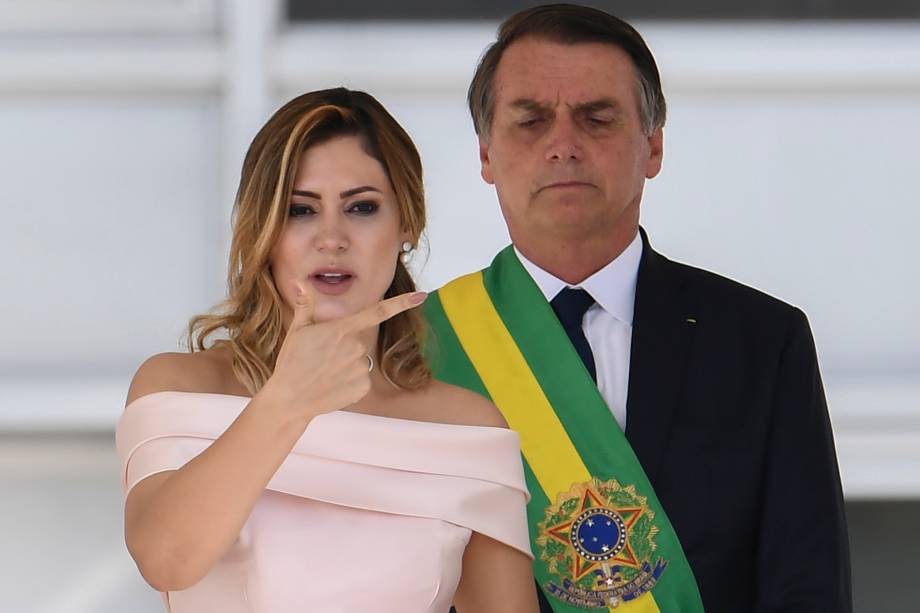 A primeira-dama Michelle Bolsonaro discursa em língua de sinais após Jair Bolsonaro receber a faixa presidencial, no Palácio do Planalto em Brasília - 01/01/2018 A primeira-dama Michelle Bolsonaro discursa em língua de sinais após Jair Bolsonaro receber a faixa presidencial, no Palácio do Planalto em Brasília - 01/01/2018