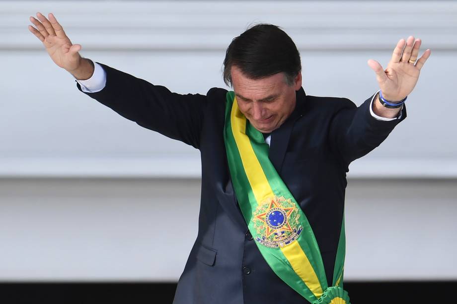Presidente Jair Bolsonaro, saúda o público depois de receber a faixa presidencial de Michel Temer, no Palácio do Planalto, em Brasília - 01/01/2018 Presidente Jair Bolsonaro, saúda o público depois de receber a faixa presidencial de Michel Temer, no Palácio do Planalto, em Brasília - 01/01/2018