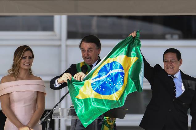 Presidente Jair Bolsonaro o vice-presidente Hamilton Mourão exibem uma bandeira nacional durante discurso no Palácio do Planalto em Brasília - 01/01/2018 Presidente Jair Bolsonaro o vice-presidente Hamilton Mourão exibem uma bandeira nacional durante discurso no Palácio do Planalto em Brasília - 01/01/2018
