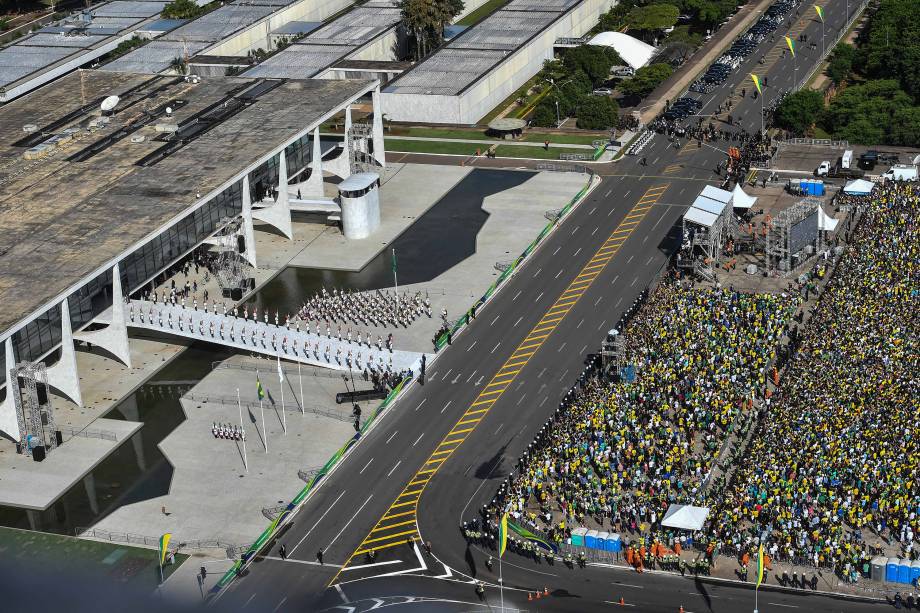 Apoiadores do novo presidente do Brasil, Jair Bolsonaro, se reúnem em frente ao Palácio do Planalto em Brasília - 01/01/2018 Apoiadores do novo presidente do Brasil, Jair Bolsonaro, se reúnem em frente ao Palácio do Planalto em Brasília - 01/01/2018
