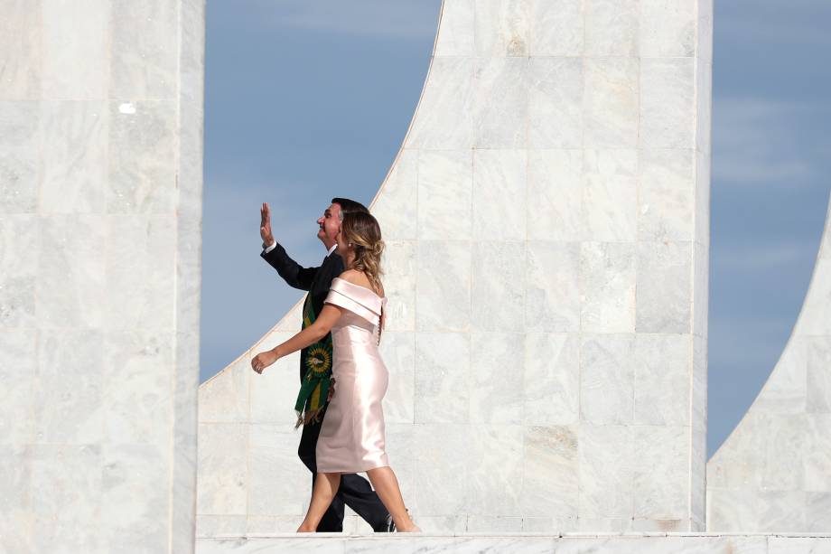 Presidente do Brasil, Jair Bolsonaro e sua esposa Michelle Bolsonaro, acenam para os apoiadores no Palácio do Planalto, em Brasília - 01/01/2019 Presidente do Brasil, Jair Bolsonaro e sua esposa Michelle Bolsonaro, acenam para os apoiadores no Palácio do Planalto, em Brasília - 01/01/2019