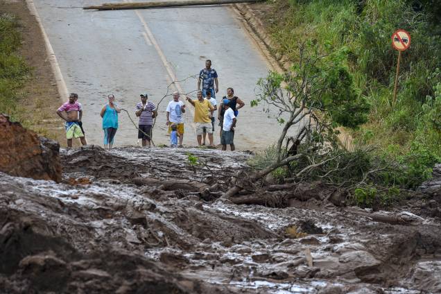 Moradores observam o mar de lama no trecho de uma estrada após o rompimento da barragem da mina do Córrego do Feijão em Brumadinho (MG) Moradores observam o mar de lama no trecho de uma estrada após o rompimento da barragem da mina do Córrego do Feijão em Brumadinho (MG)