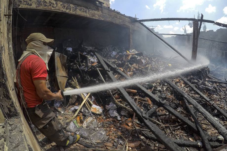 Bombeiros tentam conter incêndio em um imóvel do Sistema Nacional de Emprego (SINE) que servia de arquivo no bairro Barra do Ceará, periferia de Fortaleza. Já passa de 80 o número de ataques criminosos registrados em Fortaleza, região metropolitana e interior - 05/01/2019