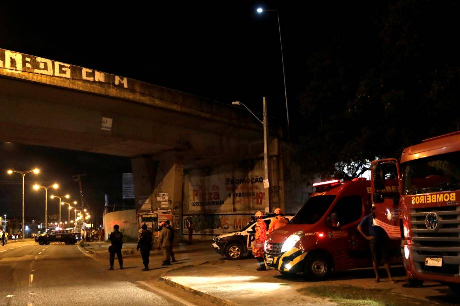 Policiais inspecionam uma das colunas do viaduto da Yipióca que foi danificada por uma bomba em Fortaleza, no Ceará - 11/01/2019