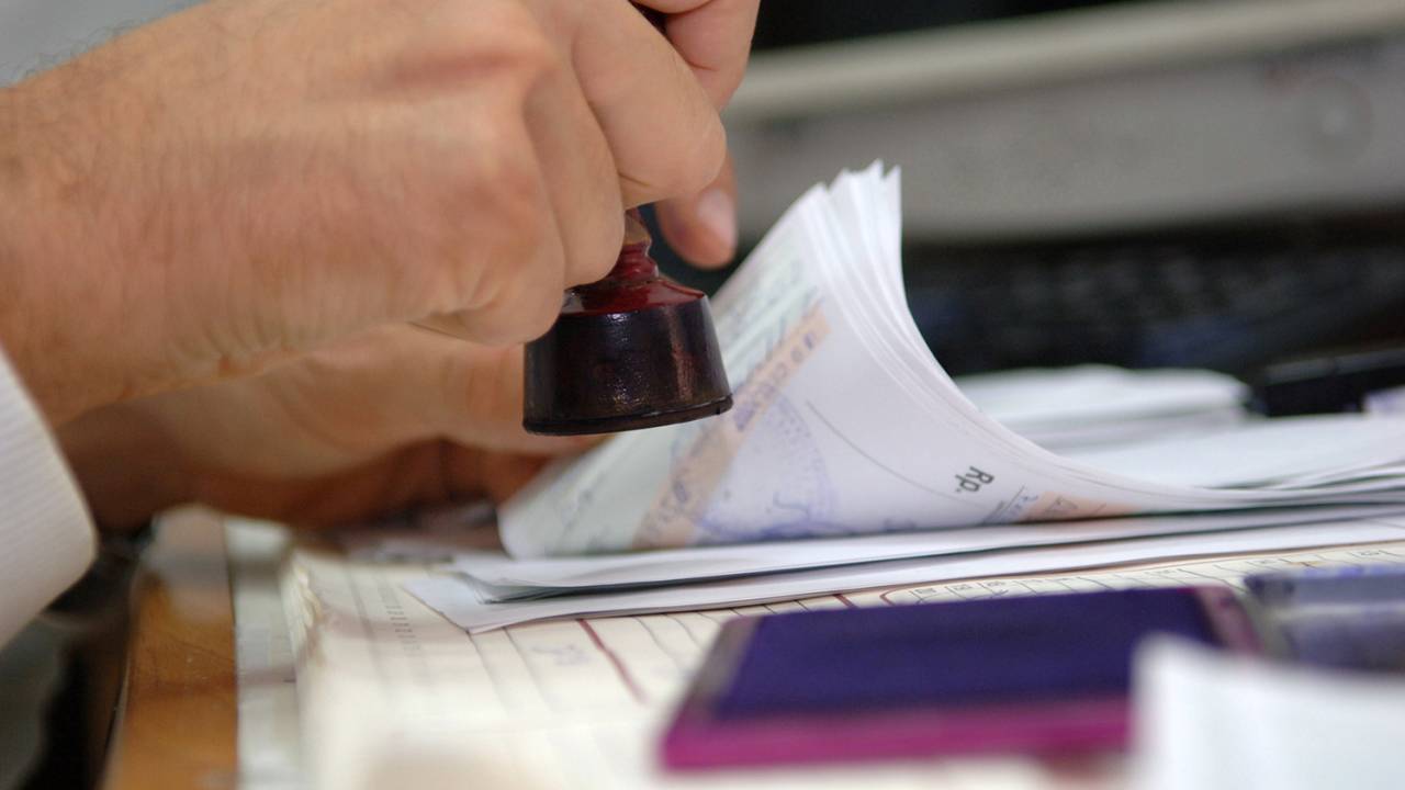 Documento sendo carimbado