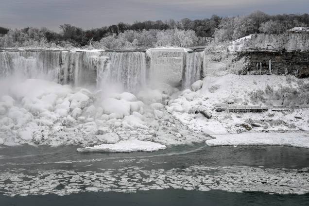 As águas do Rio Niagara correm ao redor de pedras e plantas congeladas após uma frente fria em Ontario, no Canadá - 23/01/2019 As águas do Rio Niagara correm ao redor de pedras e plantas congeladas após uma frente fria em Ontario, no Canadá - 23/01/2019