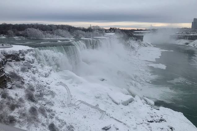 Fotografia aérea mostra o gelo ao redor das quedas d'água das Cataratas do Niágara após uma frente fria que transformou a paisagem - 23/01/2019 Fotografia aérea mostra o gelo ao redor das quedas d'água das Cataratas do Niágara após uma frente fria que transformou a paisagem - 23/01/2019