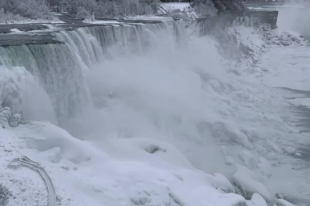 Fotografia aérea mostra o gelo ao redor das quedas d'água das Cataratas do Niágara - 23/01/2019 Fotografia aérea mostra o gelo ao redor das quedas d'água das Cataratas do Niágara - 23/01/2019