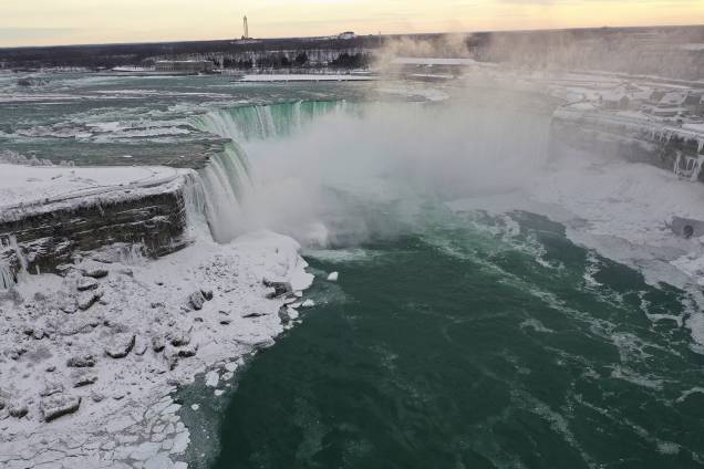 Foto aérea tirada do lado americano mostra a água fluindo ao redor do gelo, devido às temperaturas abaixo de zero nas Cataratas do Niágara, em Nova York - 23/01/2019 Foto aérea tirada do lado americano mostra a água fluindo ao redor do gelo, devido às temperaturas abaixo de zero nas Cataratas do Niágara, em Nova York - 23/01/2019