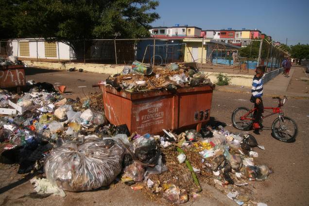 Lixo deixado nas avenidas e ruas dos complexos habitacionais do município de São Francisco, na Venezuela - 27/12/2018 Lixo deixado nas avenidas e ruas dos complexos habitacionais do município de São Francisco, na Venezuela - 27/12/2018