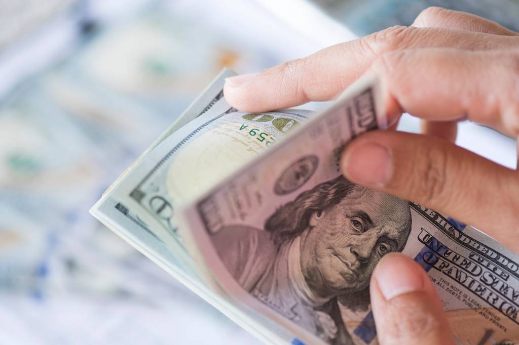 O que explica a escalada do dólar, segundo o mercado financeiro