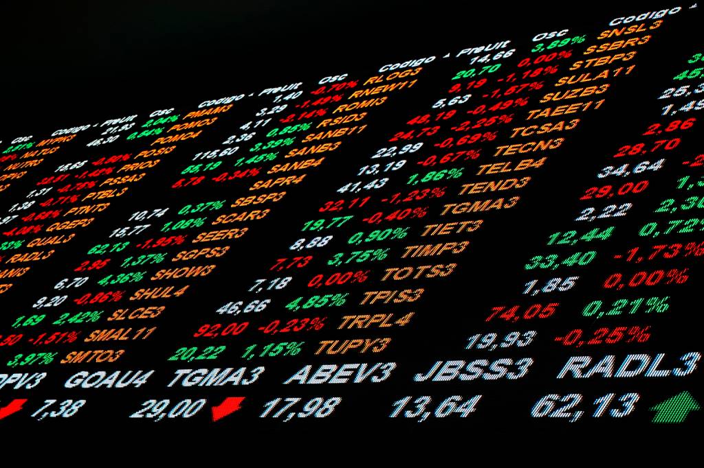 Ibovespa abre em queda tentando sustentar 150 mil pontos