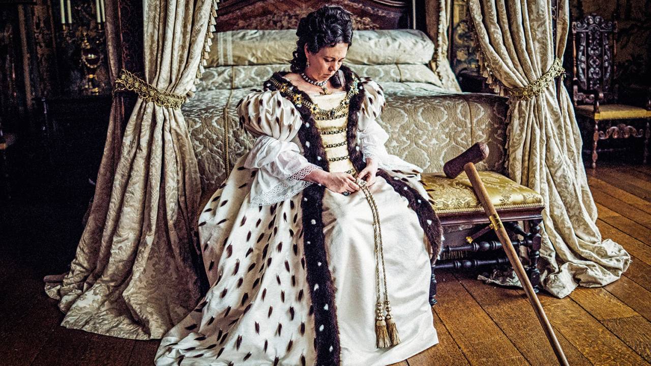 QUE RAINHA SOU EU? - Olivia Colman como a carente, confusa e patética Anne: o “corpo político” por definição