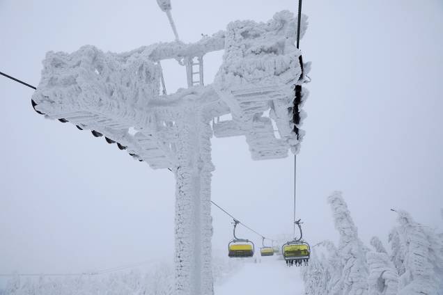 Um teleférico na montanha Skrzyczne fica coberto de neve após um dia de inverno em Szczyrk, na Polônia - 09/01/2019 Um teleférico na montanha Skrzyczne fica coberto de neve após um dia de inverno em Szczyrk, na Polônia - 09/01/2019