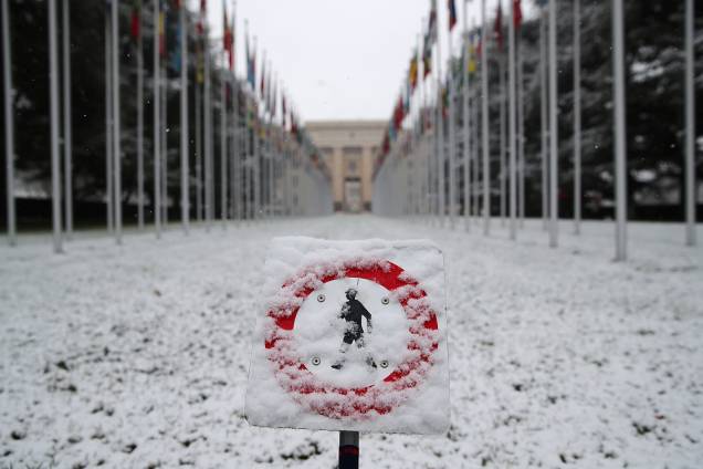 Placa de sinalização coberta de neve na Sede européia das Nações Unidas em Geneva, Suíça - 23/01/2019 Placa de sinalização coberta de neve na Sede européia das Nações Unidas em Geneva, Suíça - 23/01/2019