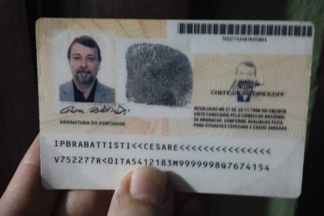 Cesare Battisti aparece em foto com barba e bigode em seu documento de identidade depois que ele foi preso na cidade boliviana de Santa Cruz de la Sierra - 13/01/2019 Cesare Battisti aparece em foto com barba e bigode em seu documento de identidade depois que ele foi preso na cidade boliviana de Santa Cruz de la Sierra - 13/01/2019