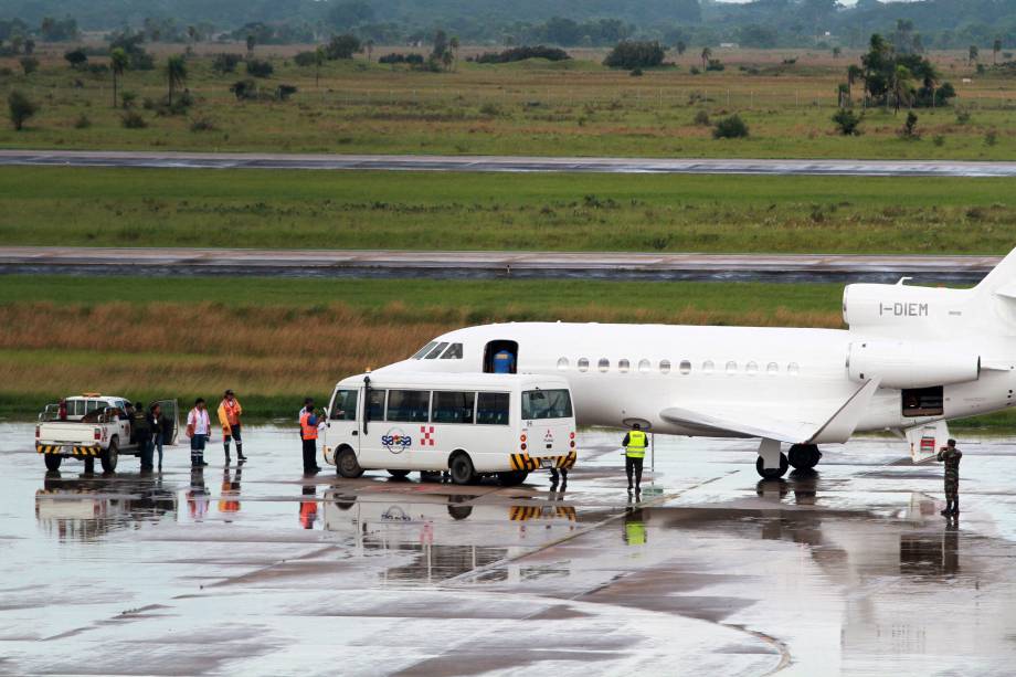 Avião que transporta o italiano Cesare Battisti, procurado na Itália por quatro homicídios atribuídos a um grupo de extrema-esquerda nos anos 1970, em Santa Cruz de La Sierra, Bolívia - 13/01/2019