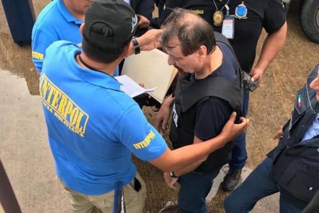 Cesare Battisti é escoltado por policiais da Interpol antes de embarcar em Santa Cruz de la Sierra, na Bolívia - 13/01/2019 Cesare Battisti é escoltado por policiais da Interpol antes de embarcar em Santa Cruz de la Sierra, na Bolívia - 13/01/2019
