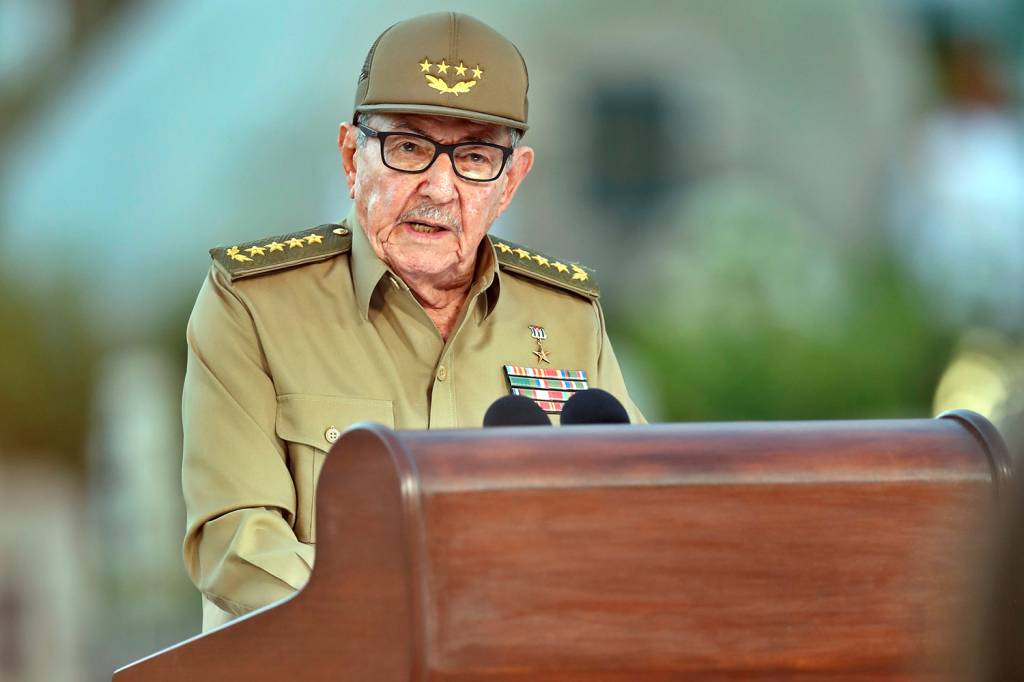 EUA aplicam sanções a Raúl Castro por apoio a Maduro