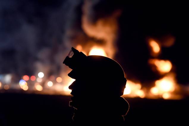 Soldado mexicano trabalha no resgate de vítimas após oleoduto explodir em Tlahuelilpan, cidade localizada no estado mexicano de Hidalgo - 18/01/2019 Soldado mexicano trabalha no resgate de vítimas após oleoduto explodir em Tlahuelilpan, cidade localizada no estado mexicano de Hidalgo - 18/01/2019