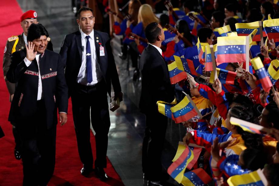 Presidente da Bolívia, Evo Morales, acena para pessoas presentes na cerimônia de posse de Nicolás Maduro para seu segundo mandato presidencial, na Suprema Corte de Caracas, Venezuela - 10/01/2019