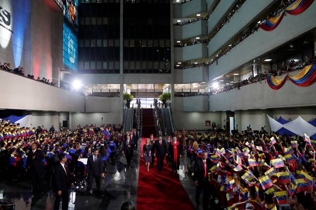 Nicolás Maduro, sua esposa Cilia Flores e o presidente da Suprema Corte da Venezuela, Maikel Moreno, chegam na cerimônia de posse para o segundo mandato presidencial de Maduro, na Suprema Corte de Caracas, Venezuela - 10/01/2019 Nicolás Maduro, sua esposa Cilia Flores e o presidente da Suprema Corte da Venezuela, Maikel Moreno, chegam na cerimônia de posse para o segundo mandato presidencial de Maduro, na Suprema Corte de Caracas, Venezuela - 10/01/2019